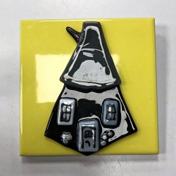 lille gul flise med hus