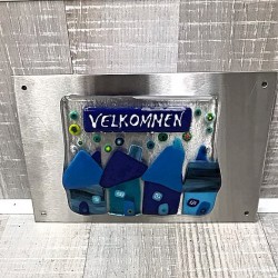 Velkommenskilt med blå huse