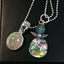 Blålig skinnende engel med opal