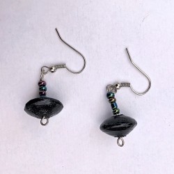 Små mørke papirsøreringe