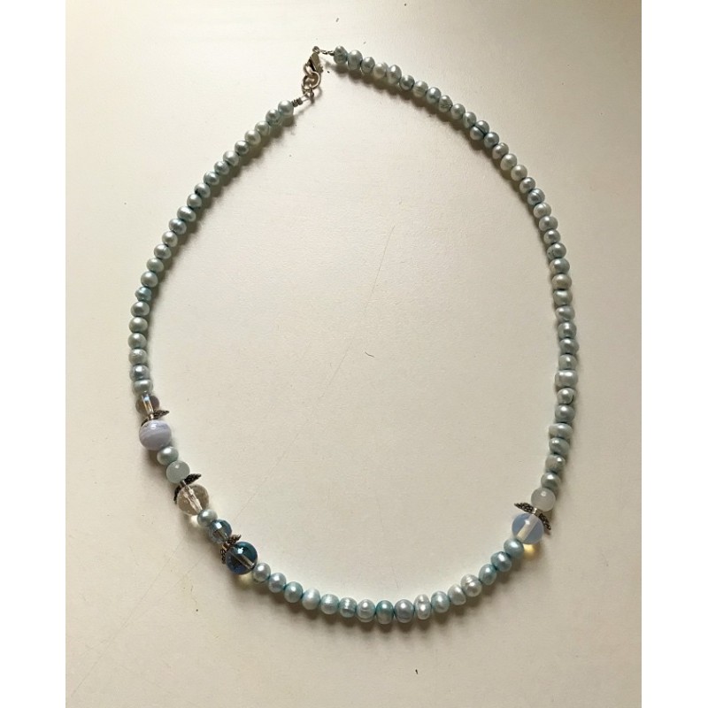 Lys blå ferskvandsperlekæde