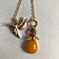 Ravgul engel med kolibri