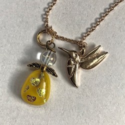 Hjertegul engel med kolibri