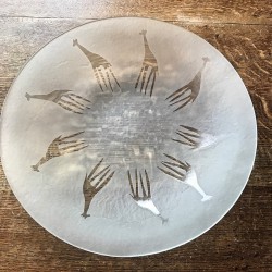 Rundt sandblæst fad med giraffer