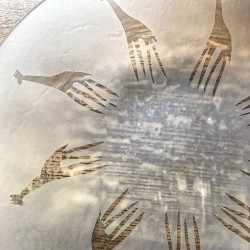 Rundt sandblæst fad med giraffer