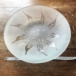 Rundt sandblæst fad med giraffer