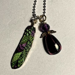 Engel i kæde med fjer