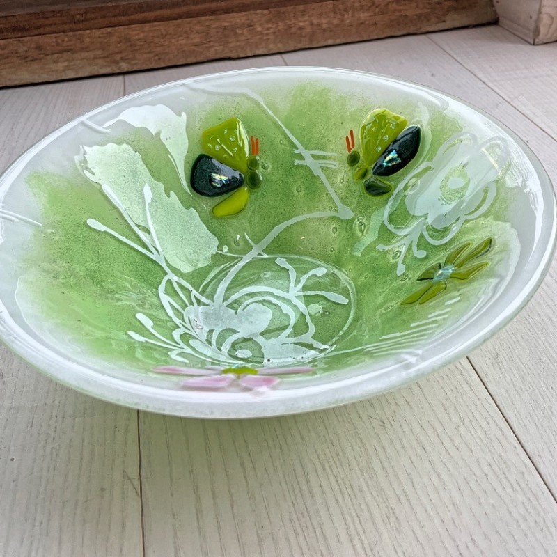 Grøn skål med sommerfugle