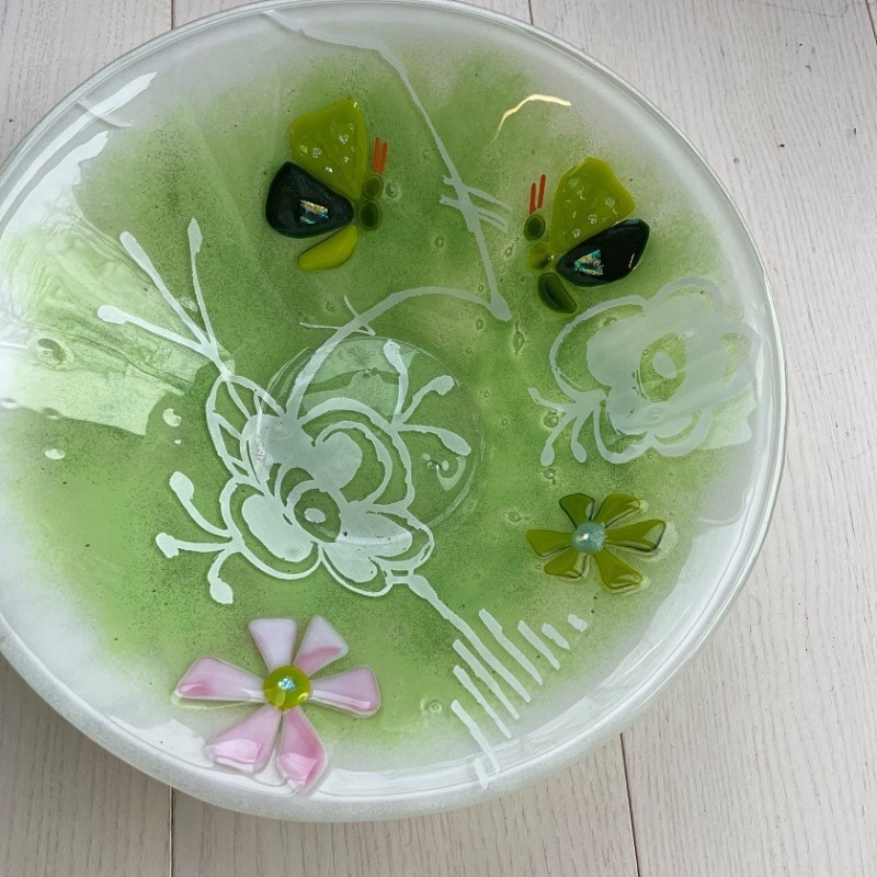 Grøn skål med sommerfugle