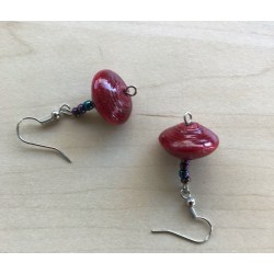 Røde øreringe af papir