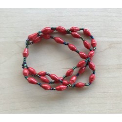 Røde papirsarmbånd på elastik