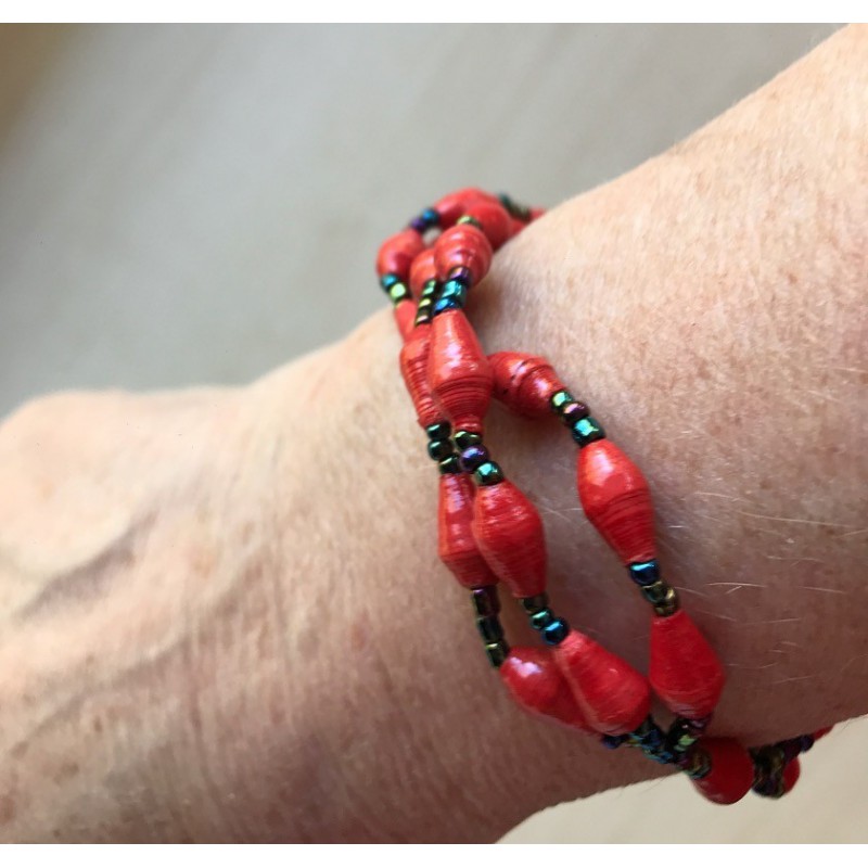 Røde papirsarmbånd på elastik