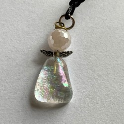 Lysende engel med rosakvarts