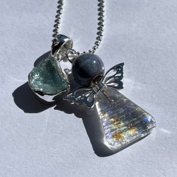 Smuk engel med akvamarin vedhæng