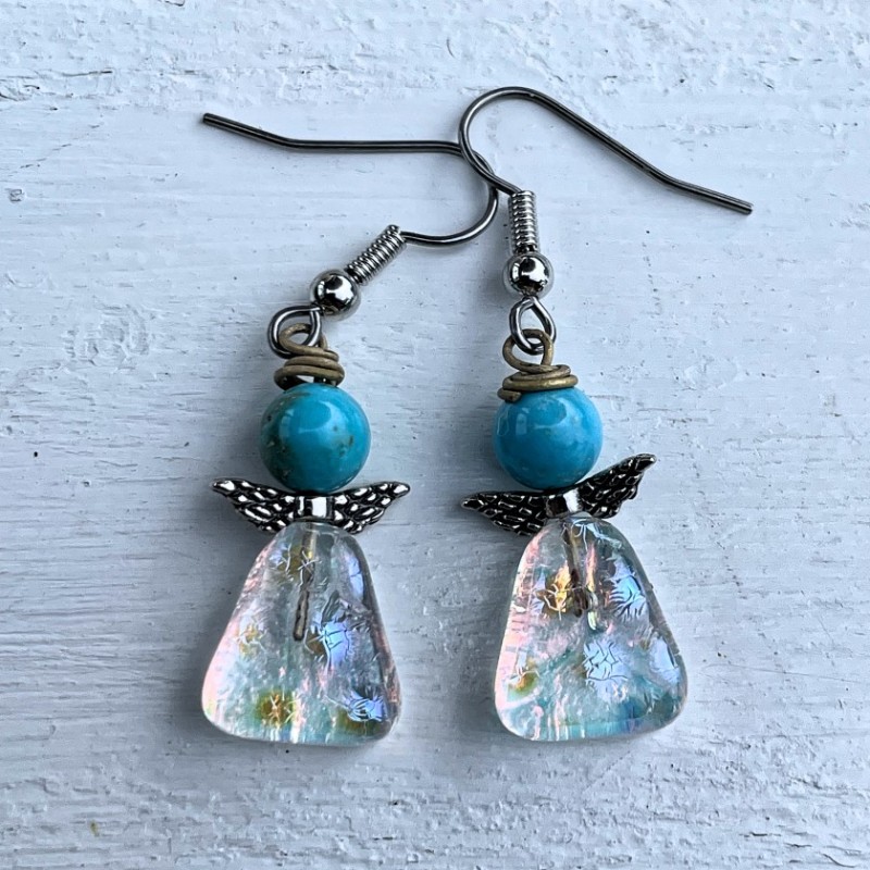 Blå lyse øreringe med et rødt skær