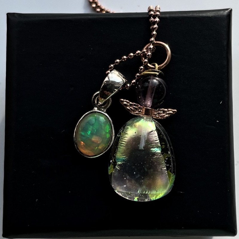 Smuk engel med opalvedhæng