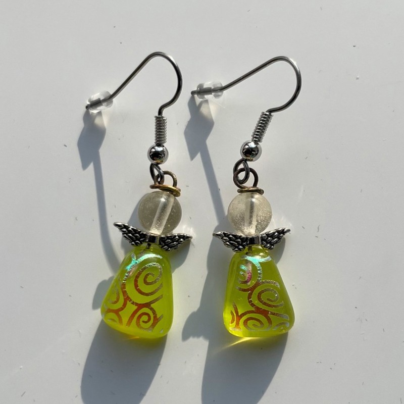 Grønne øreringe med spiralmønster