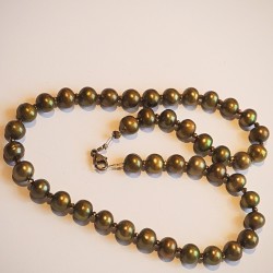 Perlekæde i mosgrøn farve