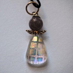 Skinnende engel med en rosa månesten