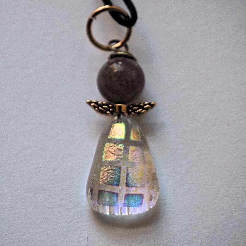 Skinnende engel med en rosa månesten