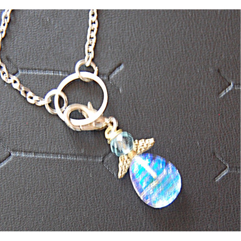 Skinnende engel med gloriering