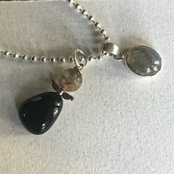 Labradorit engel i sølvkæde