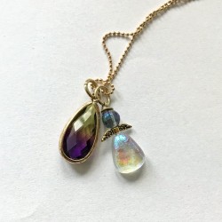 Lilla spændende smykke