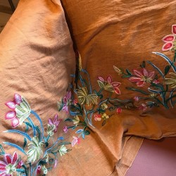 Lys brunt tørklæde med broderi