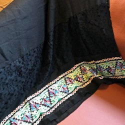 Sort tørklæde med broderi