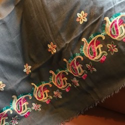 Brunt tørklæde med broderi