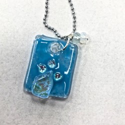 Mørkeblå engel der sprudler