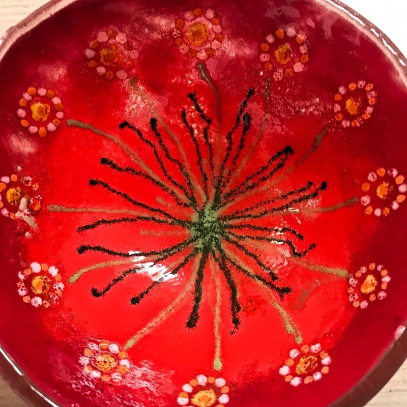 Rød lille skål med engle i orange og lilla