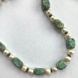 Smuk kæde med perler pg turkiser