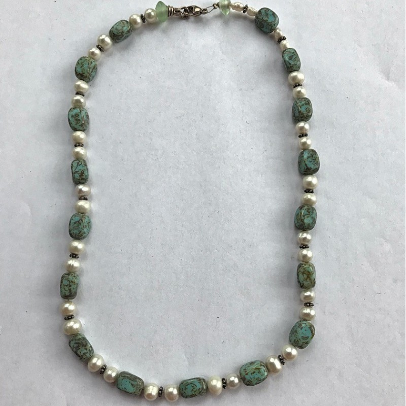 Smuk kæde med perler pg turkiser