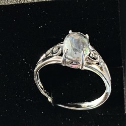 Glasring der ligner en opal Glasring der ligner en opal