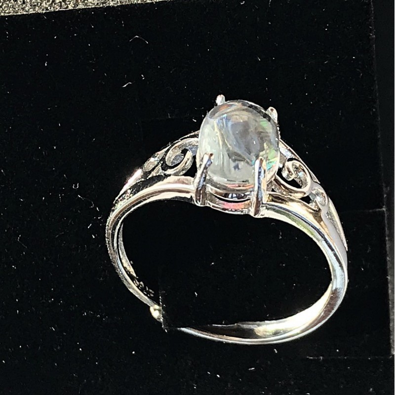 Glasring der ligner en opal Glasring der ligner en opal