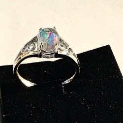 Glasring der ligner en opal