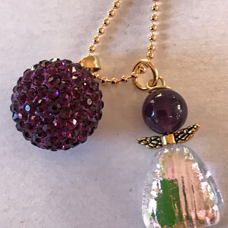 Engel med smukt vedhæng med Swarovski krystaller