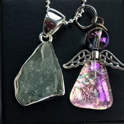 Engel med et stort akvamarin vedhæng