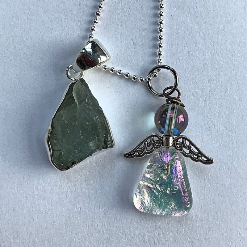 Engel med et stort akvamarin vedhæng