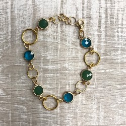 Armbånd med grønne og blå glasvedhæng