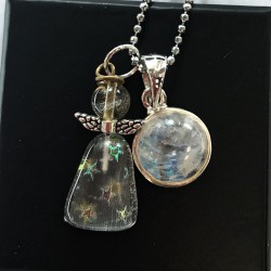 Lille engel med perlevedhæng