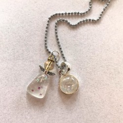 Lille engel med perlevedhæng